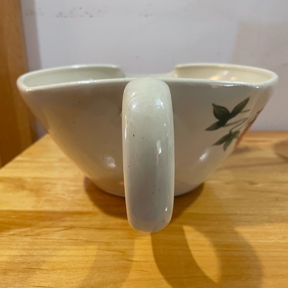 Handmade Strawberries Pottery bowl with handle and pour spout - Picture 7 of 9